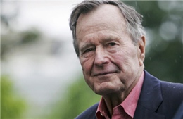 Cựu Tổng thống Bush ngã gãy xương cổ